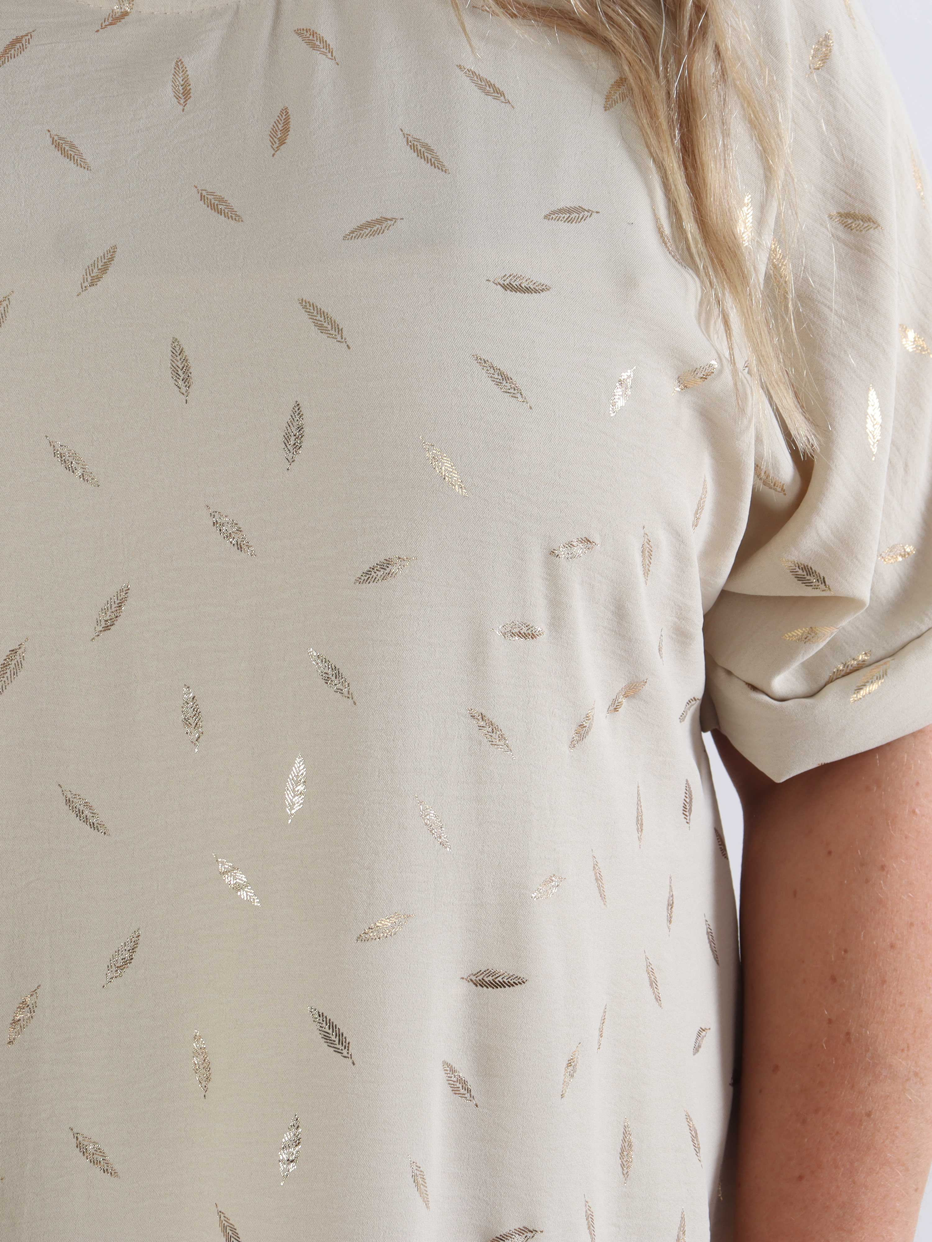 Valentina - Söt klänning i plusstorlek med fina guldblad